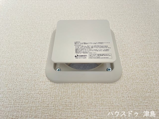 24時間換気システム。空気が籠りがちな室内に屋外から空気を入れることで新鮮な酸素を取り込むことができます。また、冬場の結露予防にもなります。