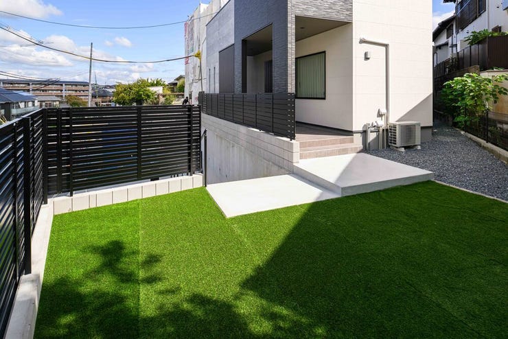 お子様やペットが安心してのびのび遊べる広さです。バーベキューなどのアウトドアアクティビティや、ガーデニング、家庭菜園など、家での時間の楽しみ方が広がります。