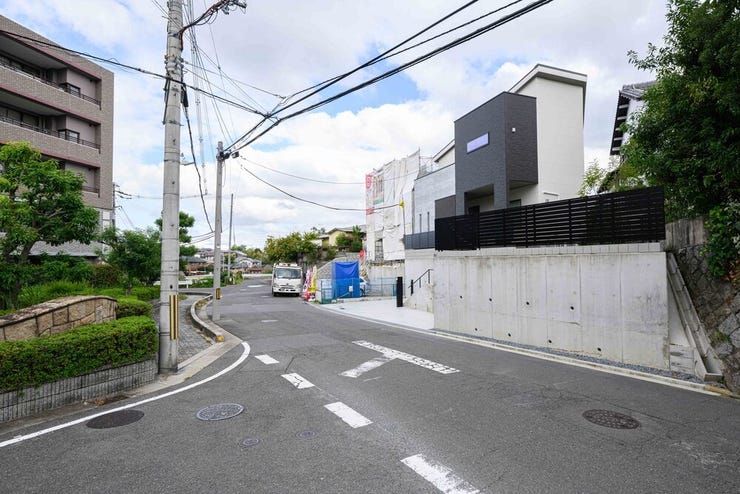 教育意識の高いご家庭が集まる環境で、安心して子育てができます。通学も安心な立地で、毎日の生活も快適に。