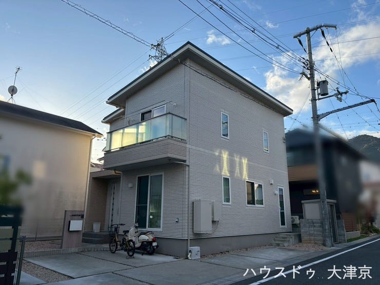 【外観】
開放感あふれるガラスバルコニーがアクセント。光と風を取り込む設計。