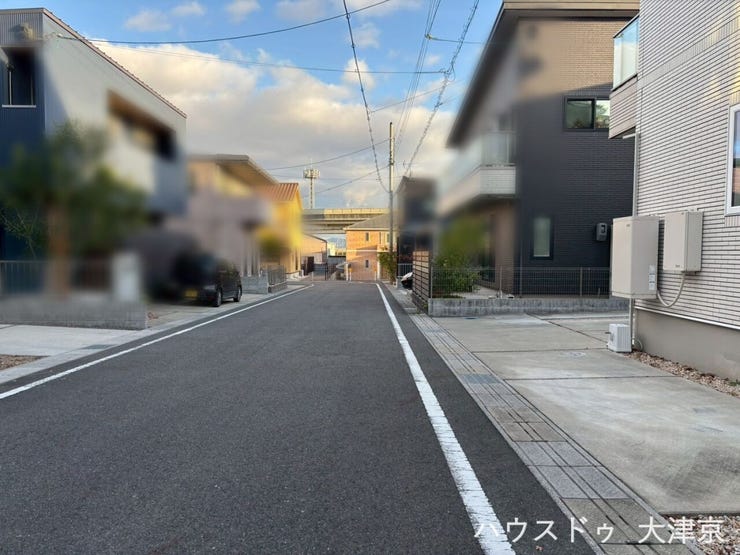 車の出し入れもスムーズなゆったりとした前面道路。駐車も楽々!