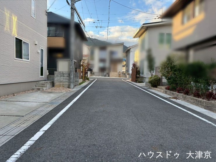 静かで穏やかな住環境。車の通りも少なく、子育てにも最適です。