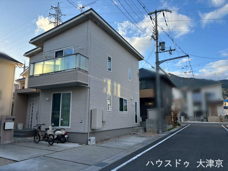 【外観写真】
開放感あふれるガラスバルコニーがアクセント。光と風を取り込む設計。