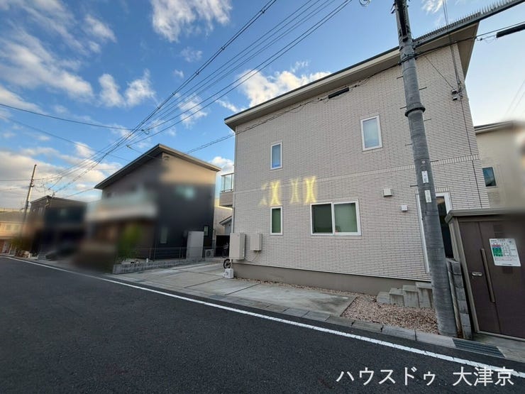 スタイリッシュな白い外壁タイル調。陽光が反射する美しいデザイン。