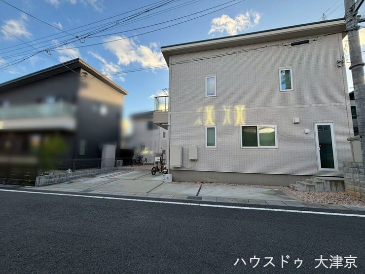 前面道路も幅があり、駐車しやすい環境。毎日の出入りがスムーズ。