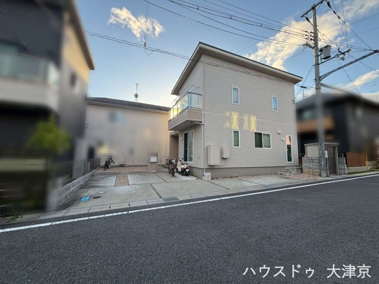 敷地にゆとりがあり、自転車やバイクも停められる便利な設計。