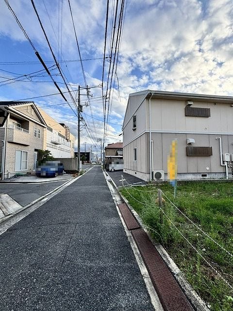 ゆとりある前面道路は、車でのアクセスもスムーズ♪落ち着いた住宅街で、日々の暮らしを穏やかに送ることができます♪
