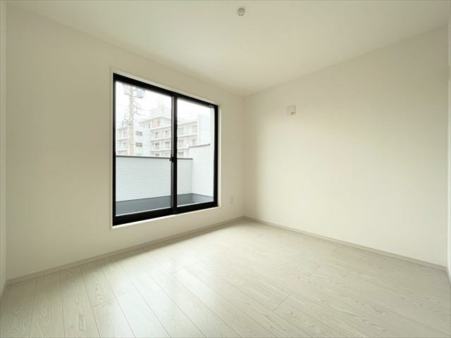 バルコニーへ出入りのすることが出来るお部屋です。
お部屋の中には南向きの窓から暖かな光と風が入り込む素敵な空間になります。