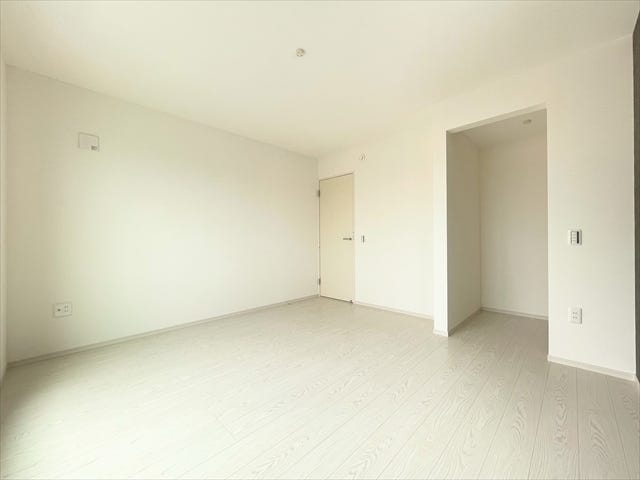 壁が白いのでプロジェクターを設置して映画やYouTubeなど楽しめます♪
部屋がおしゃれなシアタールームのように変身◎