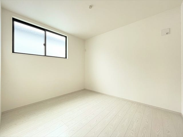 ベット、勉強机、ドレッサー、おしゃれな照明を設置して
居心地の良い空間にできそうです◎