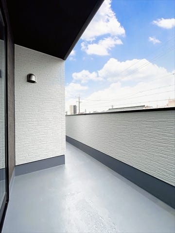 洗濯物を干すだけではなく、おしゃれに活用できれば生活がもっと豊かになります。
光もたっぷり差し込むため、部屋の奥まで自然光が明るく照らします。