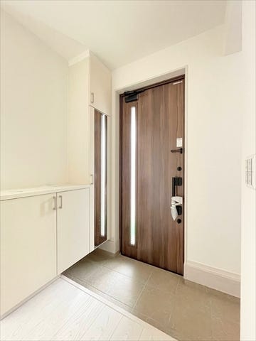 玄関には収納棚が設置されています。
家族全員分の靴など片付けておけるので
スッキリとした空間を保てます◎