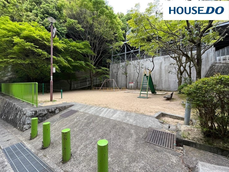 敷地内に公園があるので、マンション内で友達ができたり、子供をマンション内で遊ばせられるので安心♪