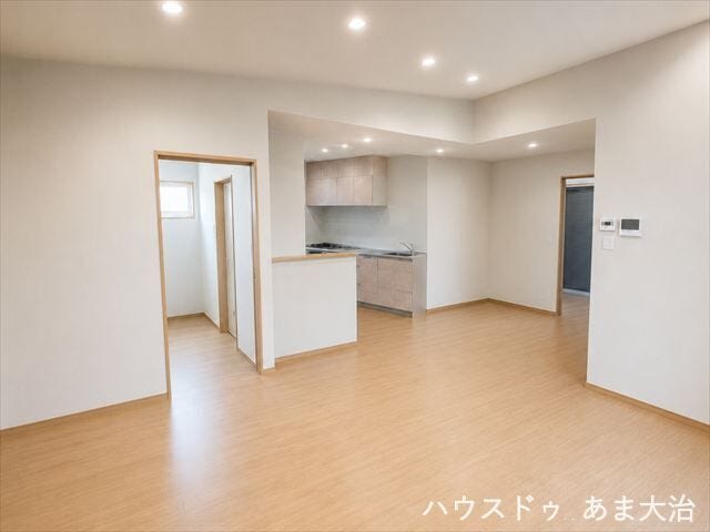 キッチンとのつながりが感じられるLDKです。団らんの時間がもっと楽しくなる解放感あふれるリビング。※居住中につき画像を加工しています。実際の室内状況とは異なる場合があります。