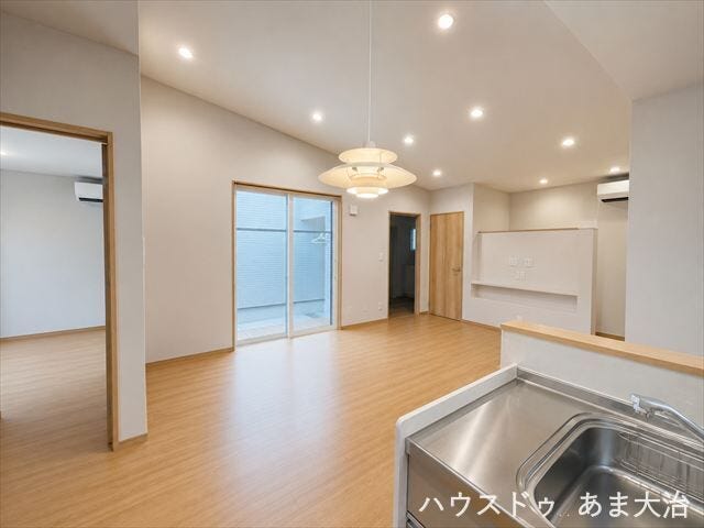 壁付けですがキッチンからリビング全体が見渡せます。ご家族と会話を楽しみながら家事ができます。※居住中につき画像を加工しています。実際の室内状況とは異なる場合があります。