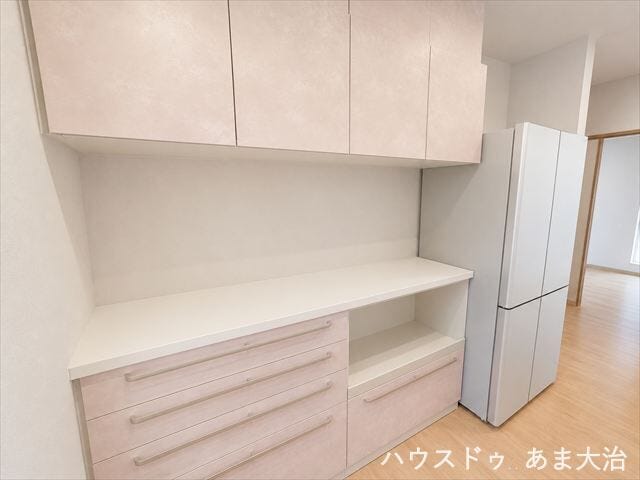 キッチン背面には造り付けのカップボード。地震の際に倒れてくる心配がありません。上下にある収納棚で収納力バッチリ。※居住中につき画像を加工しています。実際の室内状況とは異なる場合があります。