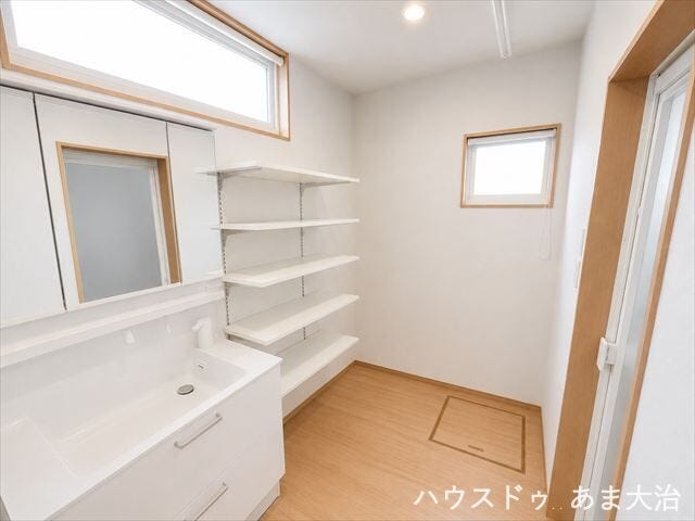 スペースにゆとりのある洗面ルーム。収納棚があることでストック品やアメニティ類もすぐ手に取れますね。※居住中につき画像を加工しています。実際の室内状況とは異なる場合があります。