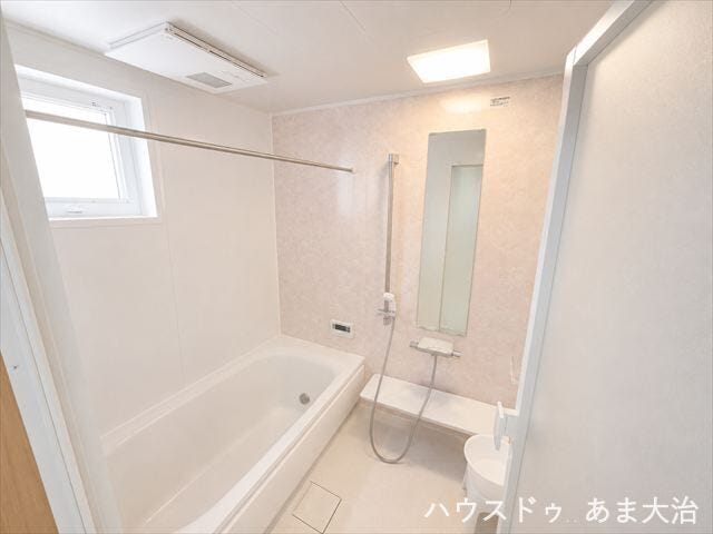 浴室乾燥機付きのバスルームです。雨の日の洗濯物も安心ですね。※居住中につき画像を加工しています。実際の室内状況とは異なる場合があります。