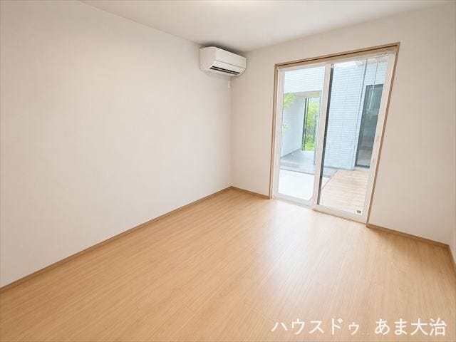 9.1帖洋室:掃き出し窓から明るい光の入る洋室です。中庭とつながていることで広がりが感じられるお部屋です。※居住中につき画像を加工しています。実際の室内状況とは異なる場合があります。