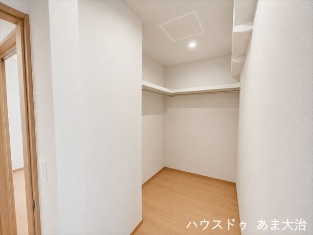 9.1帖洋室:大型ウォークインクローゼットがあることでいつでも室内スッキリしそう。※居住中につき画像を加工しています。実際の室内状況とは異なる場合があります。