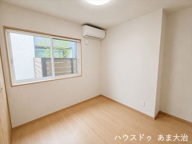 5.1帖洋室:ベッドを置いてちょうどいい広さ。クローゼットを備えた使い勝手のいい洋室です。※居住中につき画像を加工しています。実際の室内状況とは異なる場合があります。