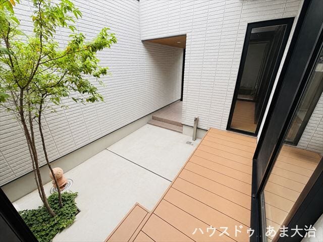 外からの視線を気にせず過ごしやすいプライベートな中庭。休日には思い思いの時間が過ごせるアウトドアリビング。※居住中につき画像を加工しています。実際の室内状況とは異なる場合があります。