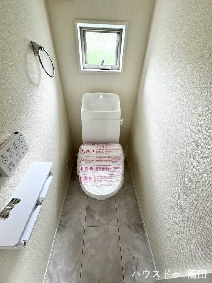 ■□■トイレ■□■
1階トイレ・温水便座・小窓