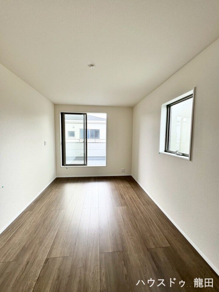 ■□■洋室■□■
洋室7.5帖・バルコニー・2面斜光