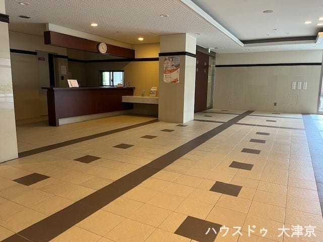 エントランスからのカウンターと広いロビー。