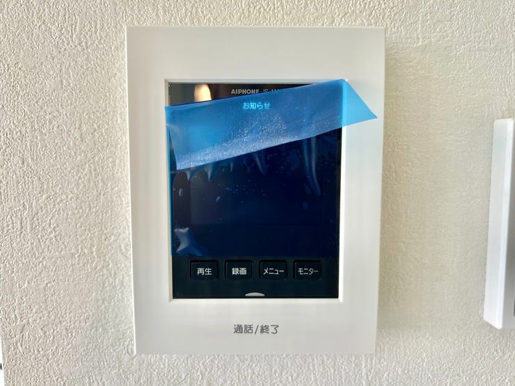 ◇TVモニター付インターホン◇
TVモニターで訪問者を確認してから会話することができますので、安心して対応していただけます。また、姿を見られたくない空き巣や不審者が嫌がるため防犯効果も高まります。