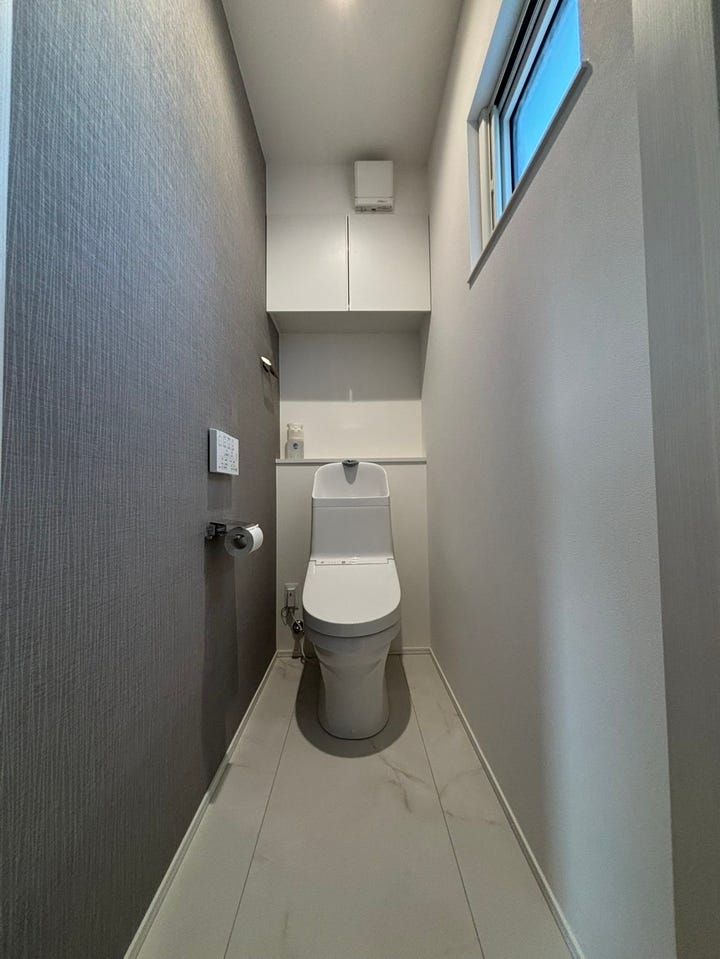 夜でもすぐ使えて安心。家族みんなに配慮された2階トイレ