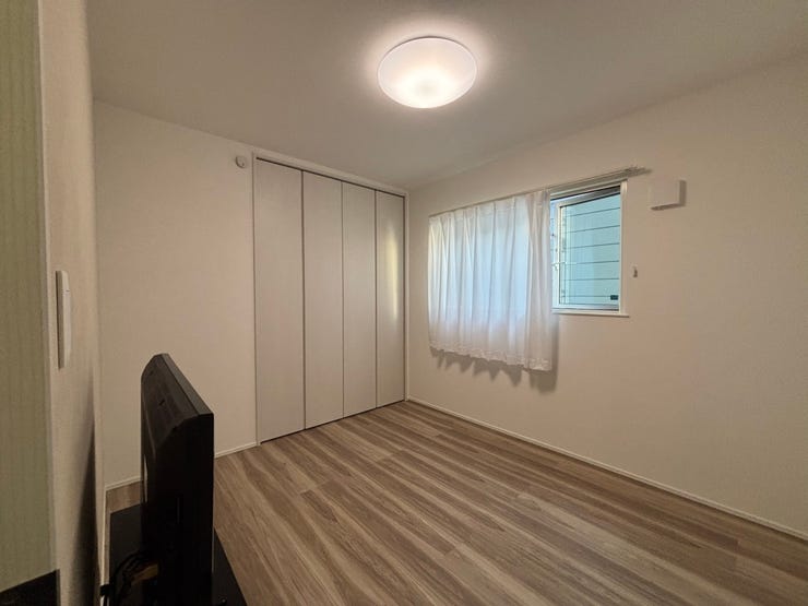 収納があるから、洋服やおもちゃもスッキリ片付けられる子ども部屋です!