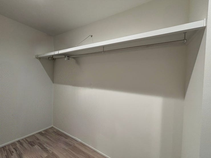 家族全員の衣類や小物をまとめて収納できる、便利なファミリークローク