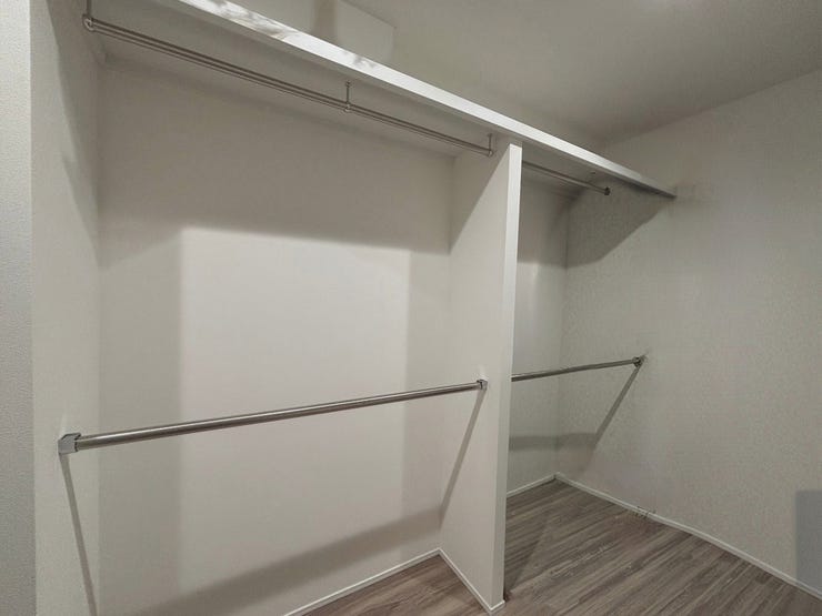 洋服やバッグ、季節用品までしっかり収納できるので安心◎