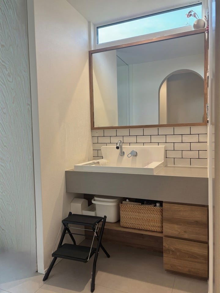 広い鏡があるから、髪やメイクのチェックもラクにできます