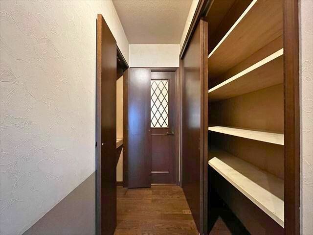 洋室前の廊下は左右に収納スペースがあります
(2026年1月16日 撮影)