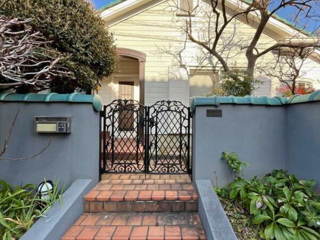 門扉からのアプローチ:門扉左右に花壇があります。何を植えるか家族で考えるのも良さそうですね
(2026年1月16日 撮影)