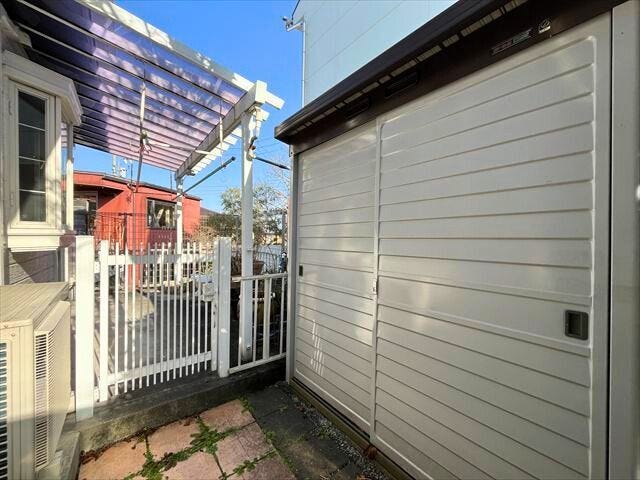 お庭には倉庫があります。リビング前には屋根のあるスペースがあり急な雨でもお洗濯ものが濡れにくいですね。
(2026年1月16日 撮影)