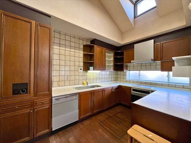 天窓からの光で開放感のあるキッチンはコの字型。家族みんなでお料理するのも楽しそうですね。
(2026年1月16日 撮影)