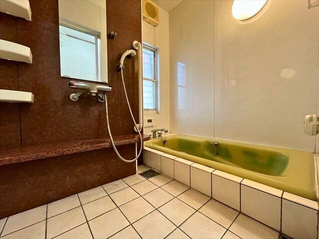 浴槽が低い位置にあり転倒リスクが軽減されます。天井も高く感じられ開放感のある空間で一日の疲れをゆったり癒されそうです
(2026年1月16日 撮影)