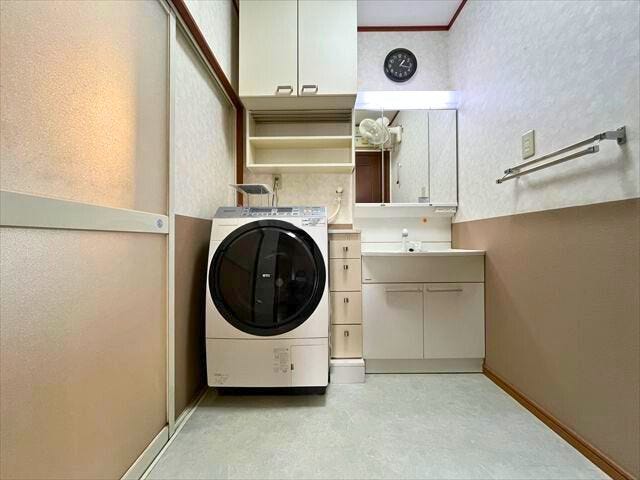 洗濯機置き場の上部に棚があり収納◎。三面鏡の後ろ側にも収納できます。
(2026年1月16日 撮影)