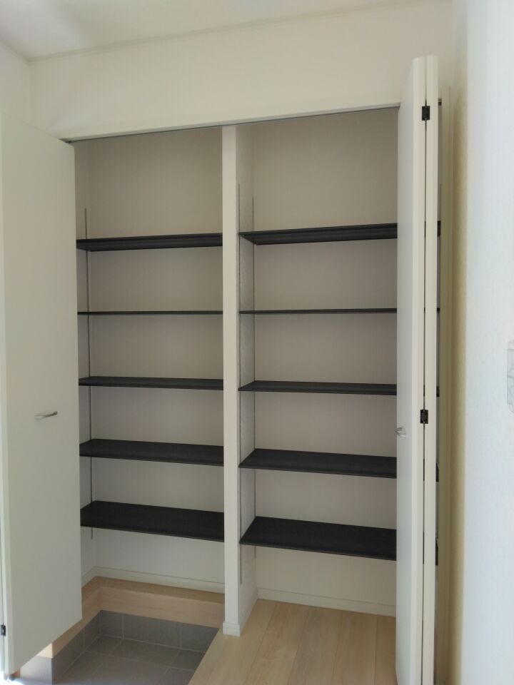 玄関収納。靴がたくさん収納できます。