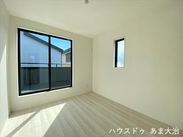 明るく前向きな気持ちになれそうな南洋室♪植物もよく育ちそうですね。