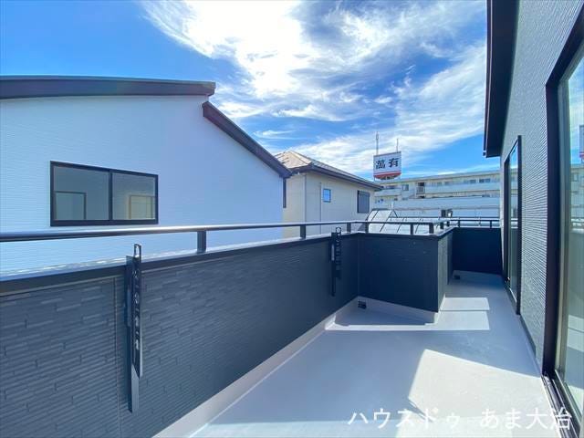 南向きのワイドバルコニー。お洗濯物もすっきりと乾きそうですね。