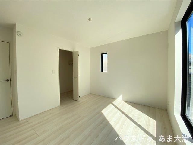 一日中日当たりのいい南洋室。冬でも暖かい室内を保てそうです。