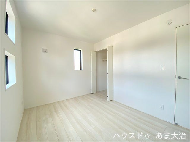 北の洋室は一年を通して安定した採光を期待できます。夏には涼しいお部屋で、冷房効率もよさそう!家具や床が日焼けしにくいお部屋でもあります。