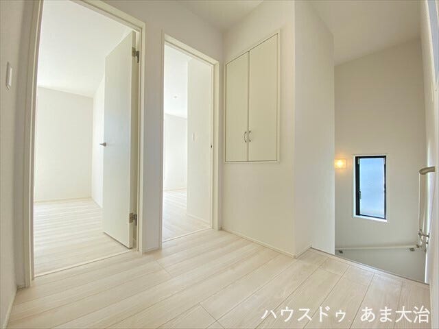 広々とした2階廊下ホール。階段部の窓から採光と採風を期待できそうです。