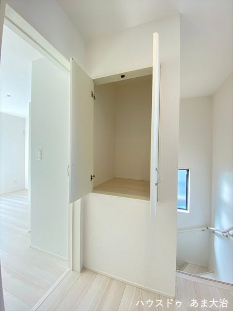 あると助かる廊下収納。日用品のストック収納場としても活躍してくれそうです。