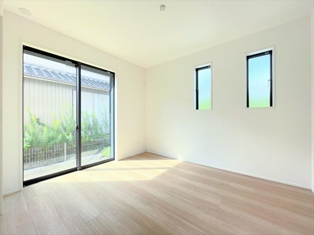 2面の窓からしっかり採光を感じることができます。
起床したら、空気の入れ替えなどで1日を始めてもいいですね。