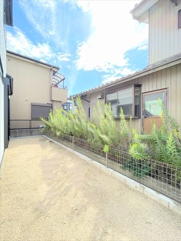 夜はイルミネーションライトを飾ったり、
LEDキャンドルを使用すると一層お庭が雰囲気ある空間に◎